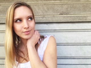 Naklejka premium Nahdenkliche Frau lehnt an Wand