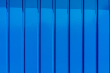 Hintergrund leuchtend blau lackierte Bretterwand
