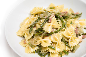 Farfalle con asparagi e bacon, pasta italiana