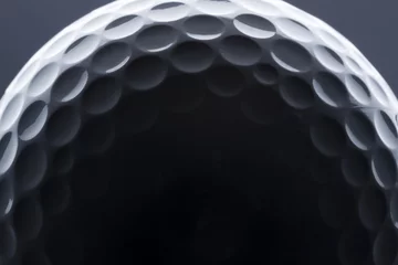 Cercles muraux Golf Coup de macro de balle de golf avec ombre et lumière.