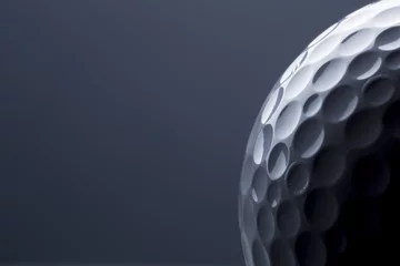 Foto op Plexiglas Golf Stijlvolle golfbal geïsoleerd op lege donkerblauwe achtergrond.