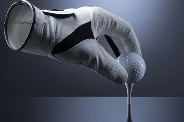 Photo sur Plexiglas Golf Gros plan sur un gant de golf vide mettant une balle de golf sur le tee.