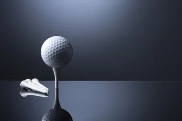 Afwasbaar Fotobehang Golf Golf ball on tee isolated on dark blue reflective background.