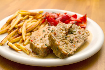 Hackbraten mit Schupfnudeln und Paprikagemüse