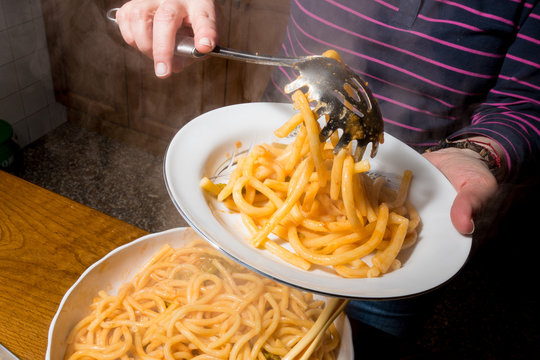 Versamento sugo sulla pasta cotta scolata