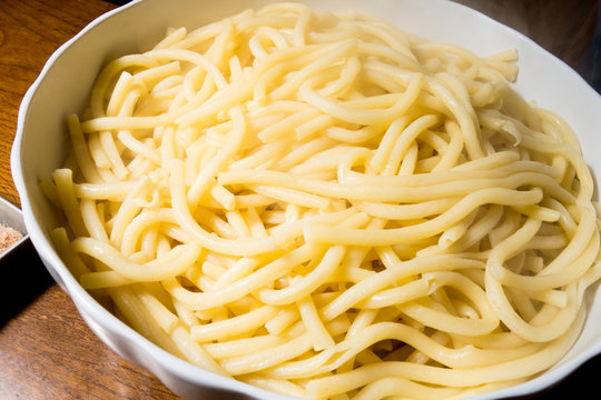 Pasta cotta scolata nella terrina in attesa di essere condita