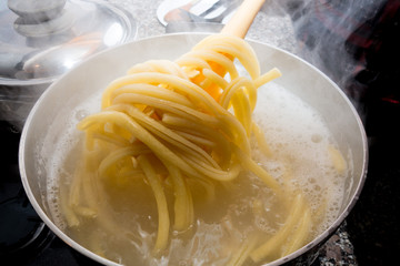 Pasta in cottura  nella pentola