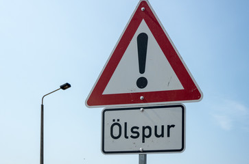 Verkehrsschild Ölspur
