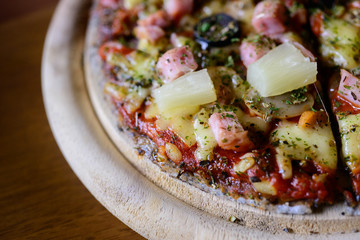 pizza Hawaiian thin crust pizza.