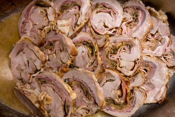 Fette di arrosto di vitello farcito nel tegame