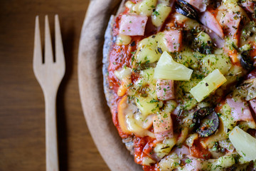 pizza Hawaiian thin crust pizza.