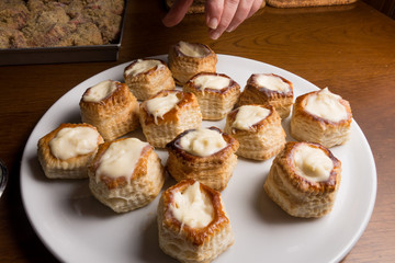 Sistemazione di vol-au-vent sul piatto di portata