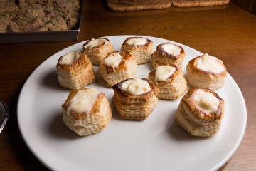 Vol-au-vent di pasta sfoglia ripieni con crema ai formaggi