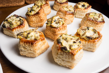 Vol-au-vent di pasta sfoglia ripieni ai funghi