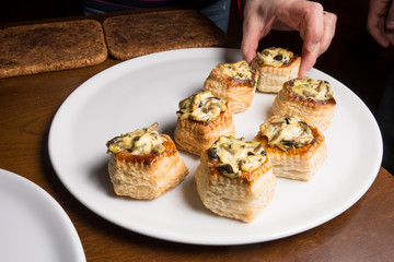 Sistemazione di vol-au-vent sul piatto di portata