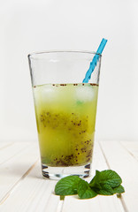 lemonade glass & kiwi