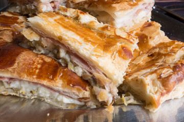 Vassoio con tranci di focaccia farcita