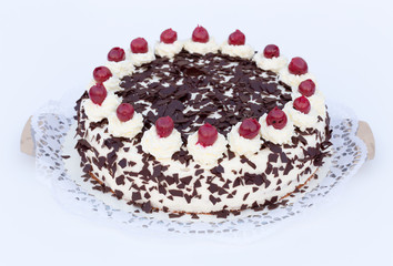 Schwarzwälder Kirschtorte auf weißem Hintergrund