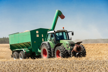 Traktor mit Umladewagen - 298758808