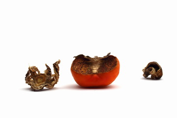 kaki frucht getrocknet auf weißem hintergrund