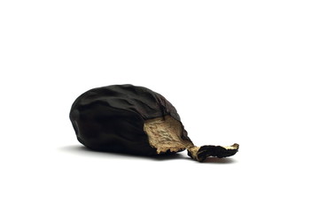 aubergine getrocknet auf weißem hintergrund