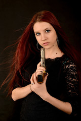 jeune femme avec pistolet