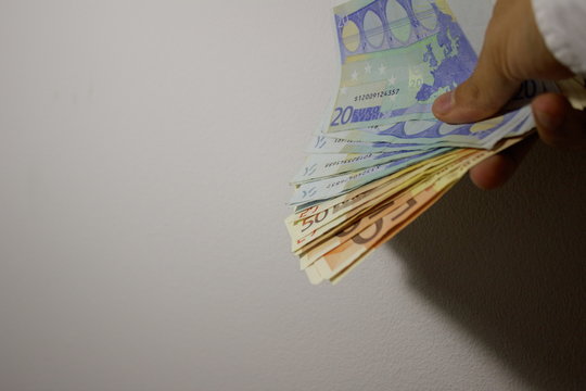 Entrega de dinero en mano