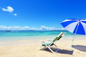 伊是名島の美しい珊瑚の海と夏空