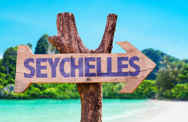 Seychelles wooden sign with beach background - obrazy, fototapety, plakaty