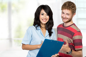 Obraz premium A nurse explaining to a male patient