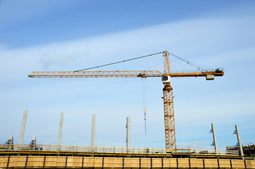 Obendrehender Turmkran auf einer Baustelle