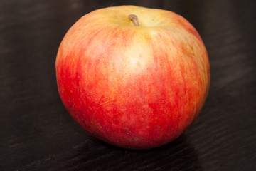 Fototapeta na wymiar Fresh red apple on the table