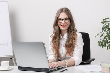 Junge Frau lächelt am Computer