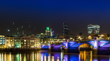 Fototapeta na wymiar Skyline von London bei Nacht
