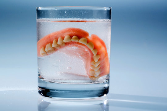 Zahnprothese im Wasserglas