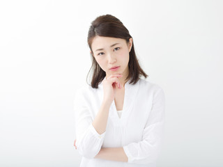 考える若い女性