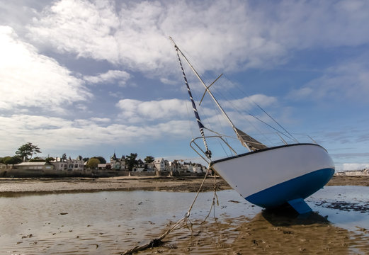 Voilier &eacute;chou&eacute; &agrave; mar&eacute;e basse