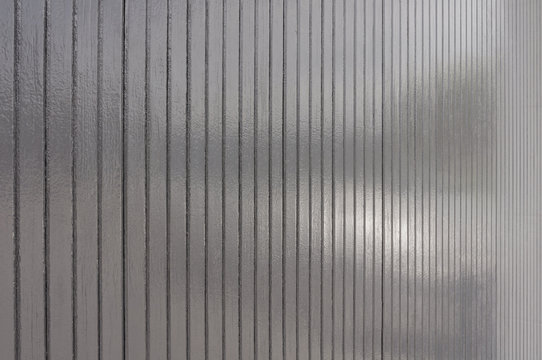 Hintergrund glänzende grau lackierte Bretterwand
