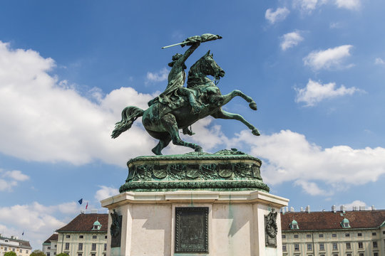 Памятник эрцгерцогу Карлу на площади Хельденплац. Вена. Австрия.