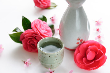 日本酒と春の花