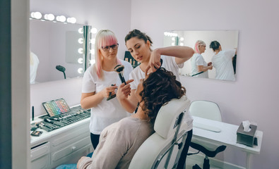 Make-up artist teaching to make good makeup