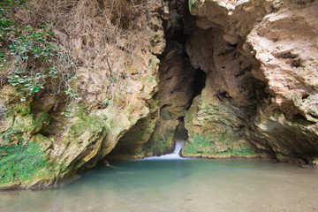 Fototapeta na wymiar Grotta con laghetto