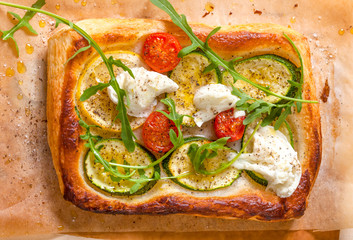 Small Pizza with courgette, tomato and mozzarella cheese