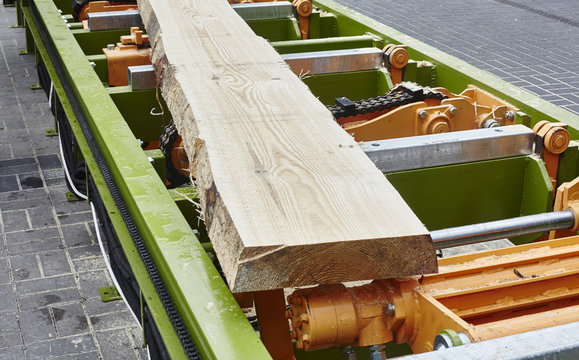 Sawing boards from logs