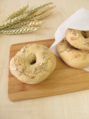 Selbst gebackene Frühstücks Bagels