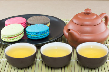 Obraz na płótnie Canvas Teapot and macaroon dessert