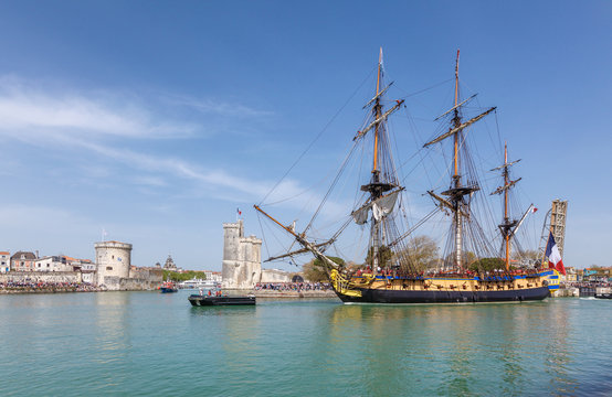 L'hermione quitte le port de la Rochelle.