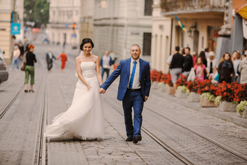 Obraz premium Wedding couple walking