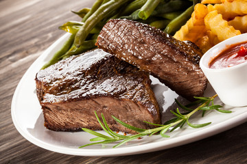 Beefsteak, chips and vegetables
