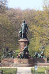Naklejka premium Blsmarckdenkmal im ersten Grün des Berliner Tiergartens